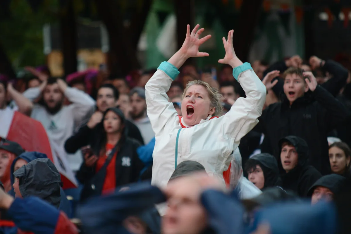 Fans beim Fussbalschauen.